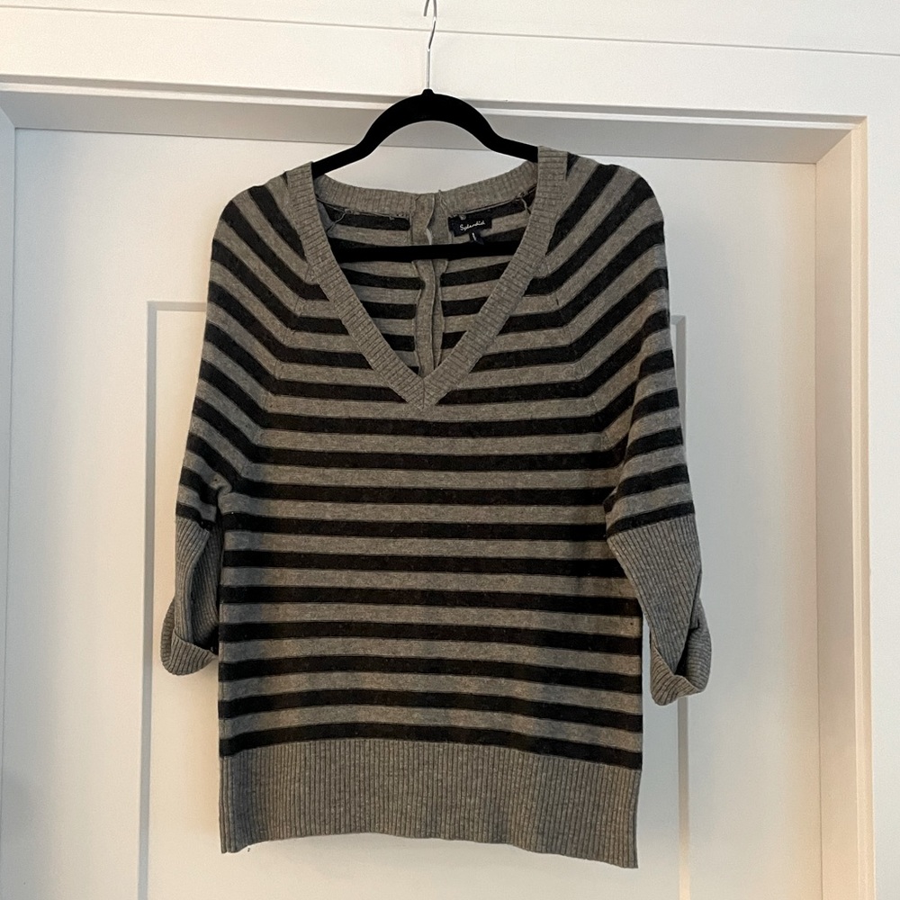 Splendid wool and cashmere v neck sweater with a button down back detail. Size M